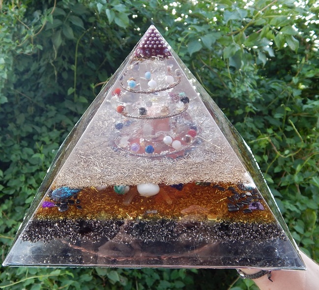 Aura orgonit piramisa